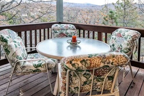 Multi-level home with pool table, AC, fireplaces, balcony & gorgeous views