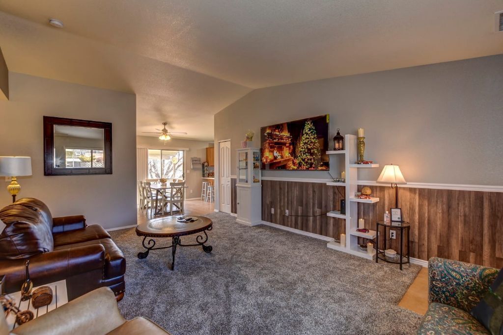 スマートテレビ、暖炉、卓球台