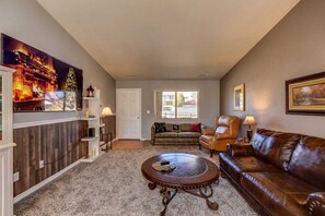 TV connectée, cheminée, table de tennis de table