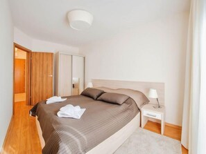 2 quartos, ferros/tábuas de passar roupa