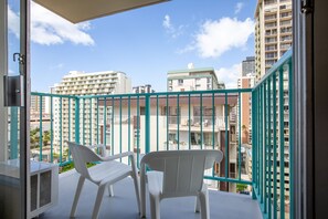 Property grounds - Aqua Aloha Surf Waikiki 1103 | City View Suite – Pool & BBQ (Honolulu)