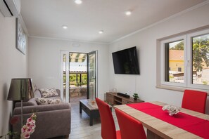 TV - Apartment Pod Nespolom - One Bedroom Apartment with Terrace (Trsteno)