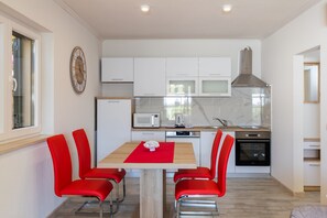 Réfrigérateur, four à micro-ondes, un four, surface de cuisson