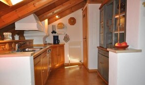 Fridge, oven, stovetop, coffee/tea maker