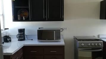 Microondas, horno, cafetera o tetera y tostadora