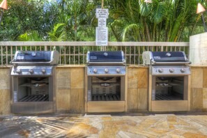 Terrace/patio - Sunny Fourth Floor Condo with Shared Pool, High-Speed WiFi, and Washer/Dryer (Kihei)