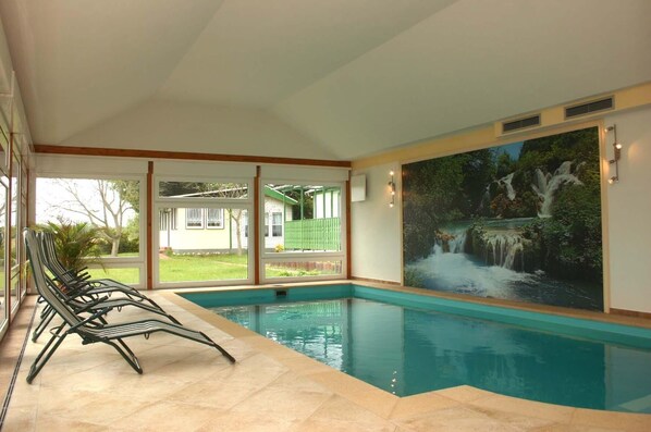 室内游泳池，日光浴躺椅