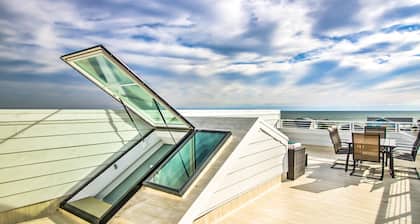 🌴Serenity By The Sea: Walk to Beach | Rooftop Deck | Private Elevator🌴