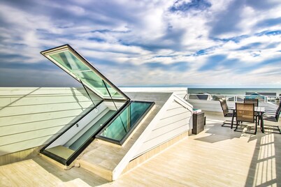 🌴Serenity By The Sea: Walk to Beach | Rooftop Deck | Private Elevator🌴