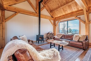 Smart TV, fireplace, table tennis, streaming services