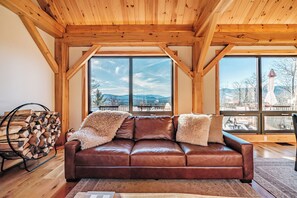 Smart TV, fireplace, table tennis, streaming services