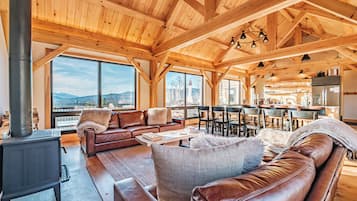 Smart TV, lareira, mesa de pingue-pongue, serviços de streaming