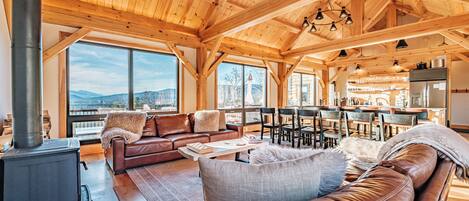 Smart-tv, een open haard, een tafeltennistafel en streamingdiensten