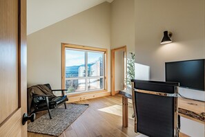 TV connectée, cheminée, table de tennis de table, services de streaming