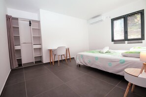 3 bedrooms, desk, iron/ironing board, travel cot