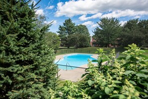 A heated pool - Modern Townhome at Stonybrook - Tennis, Pools (Stowe)