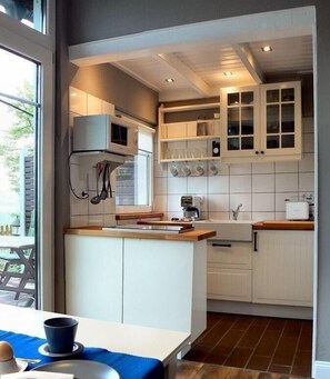 Køleskab, mikrobølgeovn, ovn, kogeplade