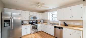 "The Giving House" Creekside Home Close to it All