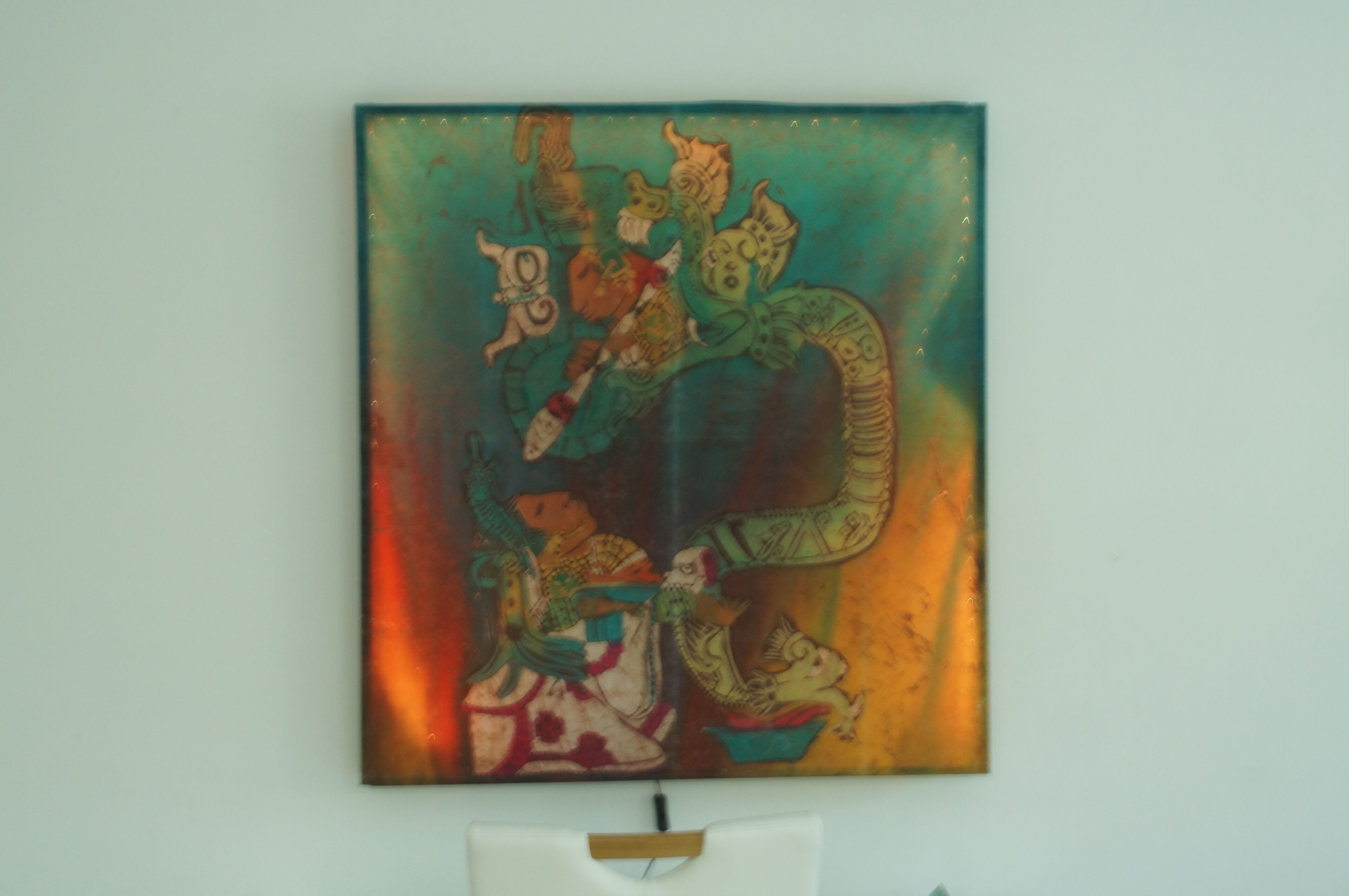 Un tableau représentant un dragon et des personnages, accroché au mur.