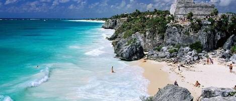 Ubicación cercana a la playa, tumbonas y toallas de playa