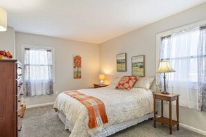 3 habitaciones, escritorio y tabla de planchar con plancha 