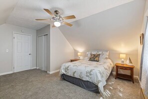 3 chambres, bureau, fer et planche à repasser, lit de bébé portatif