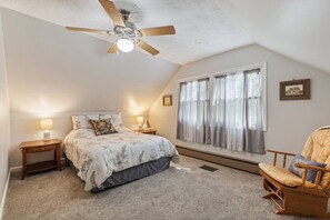 3 室のベッドルーム、デスク、アイロン / アイロン台、旅行用ベビーベッド