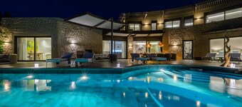 Captivating 5br pool villa close Navarino Golf