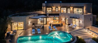 Captivating 5br pool villa close Navarino Golf