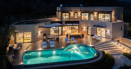 Captivating 5br pool villa close Navarino Golf
