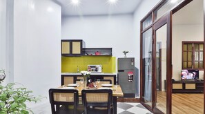 Deluxe Apartment | Private kitchen | Microwave, stovetop, electric kettle, cookware/dishes/utensils - NHATUIshare Quy Nhon (Quy Nhon)