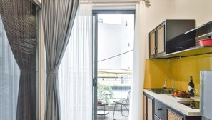 Apartamento família, 2 camas Queen, sacada | Cozinha privada | Micro-ondas, cooktop, chaleira elétrica