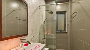 Traditional-Apartment, 2 Queen-Betten, Küche | Badezimmer | Dusche, Regendusche, kostenlose Toilettenartikel, Haartrockner