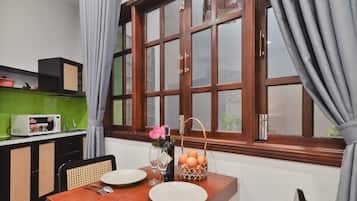 Basic Apartment | Private kitchen | Microwave, stovetop, electric kettle, cookware/dishes/utensils