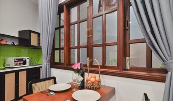 Basic-lejlighed | Privat køkken | Mikrobølgeovn, kogeplade, elkedel, køkkentøj/tallerkener/redskaber