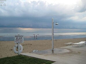 On the beach - Lake Erie Waterfront Condo with Pool and Beach - Welcome to Our Nest (Port Clinton)