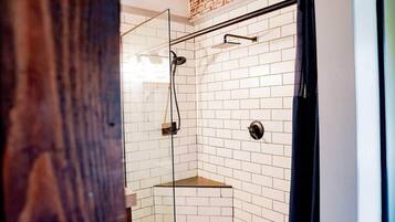 Douche, serviettes fournies, shampooing