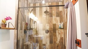 Shower, towels, shampoo - Rivers Edge Lofts - Unit 10 (Niles)