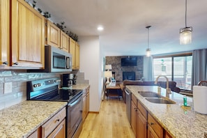 Kjøleskap, mikrobølgeovn, ovn og kokeplater