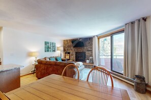 TV, fireplace, stereo