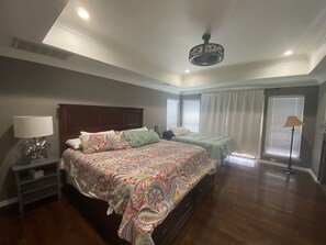 5 bedrooms, iron/ironing board, WiFi, bed sheets - Pool Table Hot Tub and Neighborhood Pool (San Antonio)