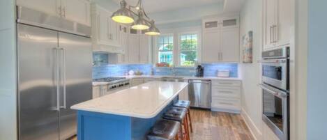 冷蔵庫、電子レンジ、オーブン、コンロ