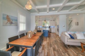 TV connectée, cheminée, chaîne hi-fi