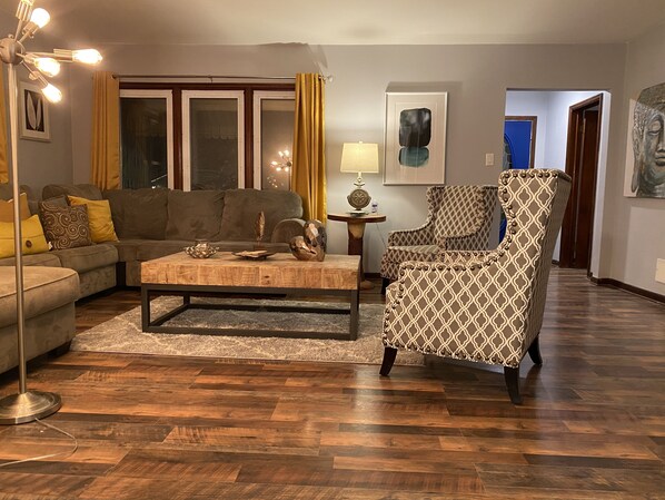 Smart-TV, Kamin, Stereoanlage