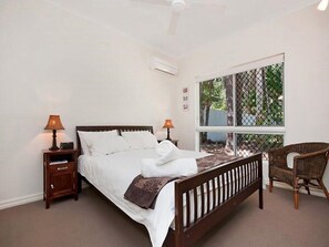 4 bedrooms, iron/ironing board, WiFi, bed sheets