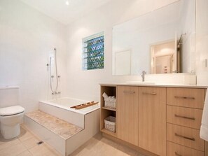 Combined shower/tub, towels