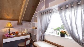 Minibar, bàn, phòng cách âm, truy cập Internet không dây miễn phí