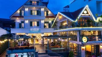 Mặt tiền nơi lưu trú - ban đêm