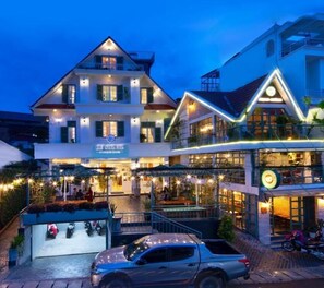 施設の正面 (日没後)