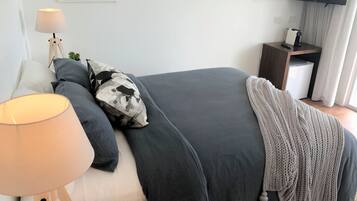 1 habitación, tabla de planchar con plancha, wifi gratis y ropa de cama